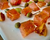 Foto del paso 1 de la receta: Tacos de salmón marinado casero con mojo verde, salsa romesco y alcaparrones