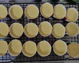 Foto langkah ke 6 dari resep Cheese & Chocolate Chip Cupcakes.