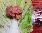 Hình bước làm 2 của món Cải thảo cuộn thịt phiên bản con sò