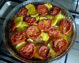 Une image de l'étape 7 de Gratin rustique de pommes de terre aux tomates et oignons.