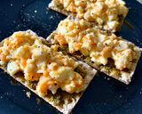 Hình bước làm 4 của món Cracker Với Sốt Pesto Và Trứng Luộc