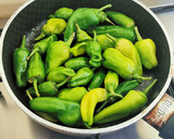 Foto del paso 2 de la receta: Tapa de Pimientos de Padrón con Anchoas