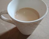 A picture of step 3 of Spice tea with mint and honey.