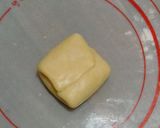 Foto langkah ke 6 dari resep Bolen Isi Tape.