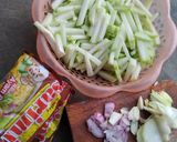 Foto langkah ke 1 dari resep Tumis labu siam,mi instan.