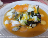 Foto del paso 4 de la receta: Huevos con habitas confitadas, cebolla picante y espárragos