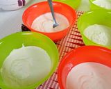 Foto langkah ke 3 dari resep Rainbow cake roll mini.