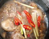 Hình bước làm 3 của món Thịt Giò Heo Kho Sả Ớt