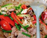 Hình bước làm 1 của món Bò xào cà chua bắp cải