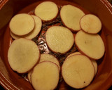 Foto del paso 6 de la receta: Cazuela de pollo encebollado al horno, con patatas y majado de higadillos