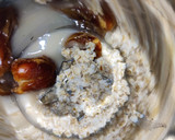 A picture of step 2 of Oats banana dates smoothie.