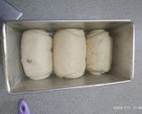Foto langkah ke 6 dari resep Roti Tawar Kismis (Eggless).