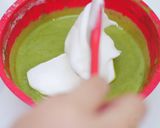 Foto langkah ke 4 dari resep Strawberry Matcha Roll Cake.