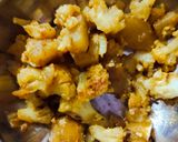 A picture of step 3 of Aloo gobhi.