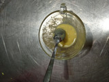 Berenjena con cebolla pochada adornada con menta y sésamo