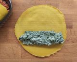 Foto del passaggio 5 della ricetta Cannelloni al ragù di soia con ricotta vegetale e spinaci