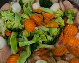 Foto langkah ke 5 dari resep Capcay Sayur Telur Puyuh Simpel.