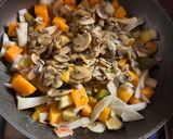 Foto del paso 1 de la receta: Verduras al wok con champiñones al vino blanco