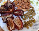 A picture of step 1 of Date-Almond Smoothie.