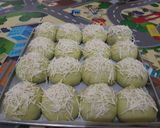 Foto langkah ke 6 dari resep Roti Kasur Pandan Keju.