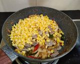 Foto langkah ke 5 dari resep Tumis Jamur Tiram Pedas.
