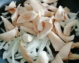 Foto del paso 3 de la receta: Escalopines con salsa de setas