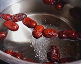 Hình bước làm 2 của món Chè chôm chôm táo đỏ hạt chia