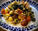 Foto del paso 4 de la receta: Trottole tricolor con bonito a la menta y albahaca