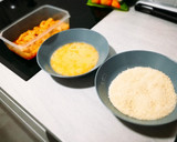 Foto del paso 3 de la receta: Delicias de pollo crujiente con rebozado de panko y parmesano, acompañadas de salsa miel y mostaza