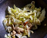 รูปขั้นตอนการทำที่ 5 ของ กะหล่ำผัดน้ำมันหอยใส่ไก่