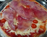 Foto do passo 5 de Pizza com rúcula, presunto cru, tomate cereja e parmesão