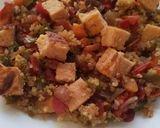 Foto del paso 4 de la receta: Quinoa con verduras y hamburguesa de salmón y merluza