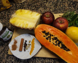 Foto del paso 1 de la receta: Dulce de piña, papaya y manzana con hierbas frescas y especias