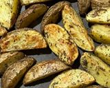 Foto langkah ke 3 dari resep Garlic Herb Potato Wedges.
