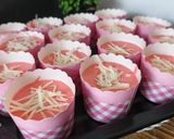Foto langkah ke 2 dari resep Cupcake Strawberry isi Coklat (Metode All in One).