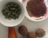 Hình bước làm 1 của món Khoai tây bọc thịt bò sốt carrot đậu hà lan