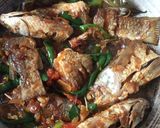 Foto langkah ke 3 dari resep Ikan Belanak Tumis Cabai Hijau.