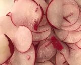 Foto del paso 1 de la receta: Encurtido de rábano y cebolla roja