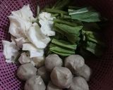 Foto langkah ke 1 dari resep Seblak Pentol Sayuran.