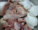 Hình bước làm 1 của món Hủ tiếu sườn bò viên đơn giản