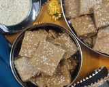 घी बनाने के बाद बचे मावे व तिल की बर्फी रेसिपी चरण 7 फोटो