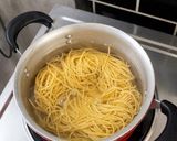 Foto langkah ke 1 dari resep Spaghetti Instan Aglio Olio Plus Salome, Simpel tapi Nagih!.