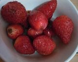 Foto langkah ke 1 dari resep Strawberry Milkshake.