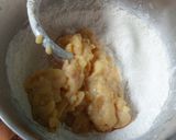Foto langkah ke 2 dari resep Donut Pisang Pandan.