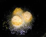 A picture of step 6 of Leftover macro cheese balls.