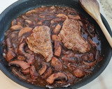Foto del paso 5 de la receta: Medallones de ternera en salsa de vino tinto y champiñones