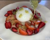 Foto del paso 5 de la receta: Ensalada de tomate, fresas, burrata y pesto de piñones