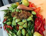 Foto langkah ke 3 dari resep Tumis Cumi Asin Cabe Hijau Pete.