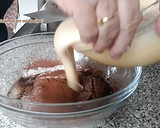 Foto del paso 9 de la receta: Bizcocho de Chocolate con Corazón Tierno