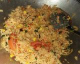 Foto langkah ke 6 dari resep *Nasi goreng sayur*.